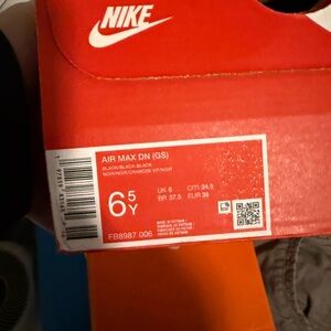 Nike Air Max DN (GS) in Black and Red